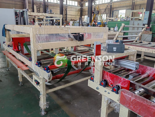 Καλή τιμή. Αυτοματοποιημένη μηχανή στρώσης για πλαστική πλαστική πλακέτα PVC με μέγεθος πλάκας 600*600 mm, έλεγχο PLC και εγγύηση ενός έτους σε απευθείας σύνδεση