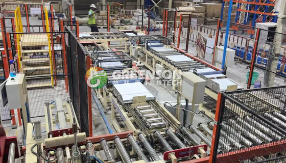 Καλή τιμή. Πλήρως αυτόματη μηχανή στρωματοποίησης με ταχύτητα στρωματοποίησης 15m/min και αυτόματη τροφοδότηση πλακών για την κοπή πλαστικών οροφών από γύψο σε απευθείας σύνδεση